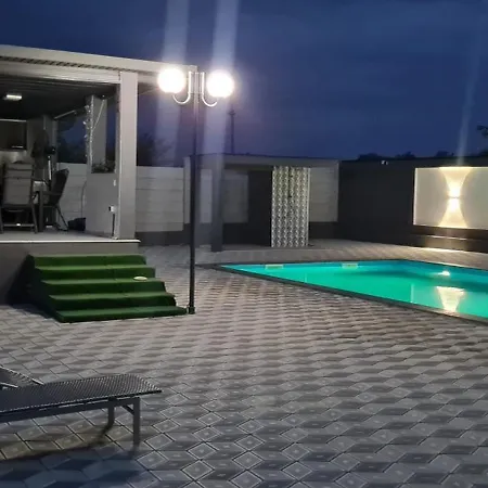 וילה Grey House *