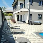 فيلة Grey House *