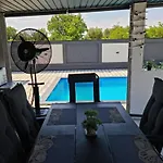 Grey House * بوخارست